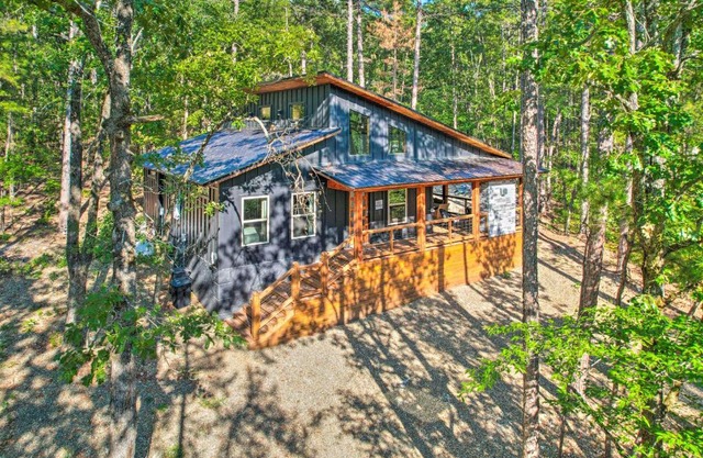 Chic Broken Bow Cabin with Hot Tub and Gas Grill!