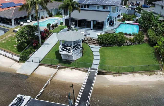 Chic Coastal Waterside Stunner!