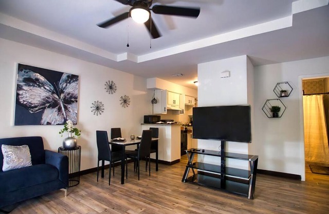 Chic & Cozy 2 bedroom - 1 bathroom - RATED BEST