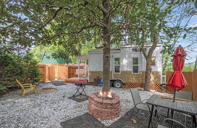 Chic & Cozy Retreat: Modern Tiny Cabin for Two