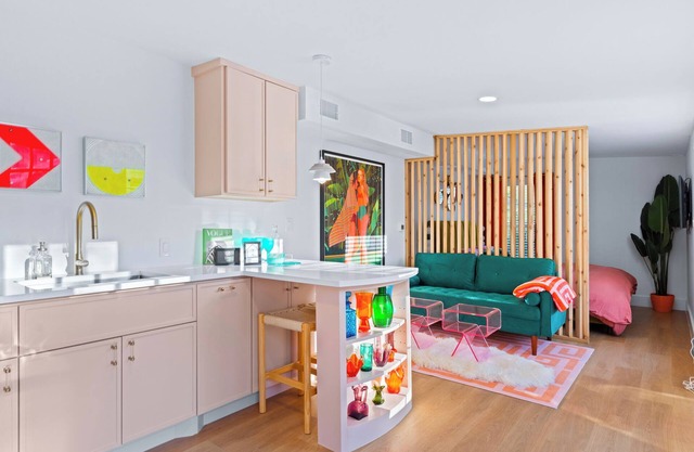 Chic & Cozy Studio, Next to Pickleball & Top Eats