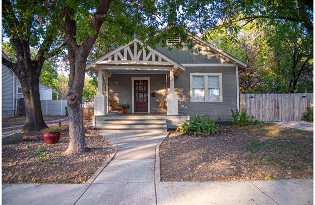 Chic Downtown Farmhouse with Garden and BBQ Grill