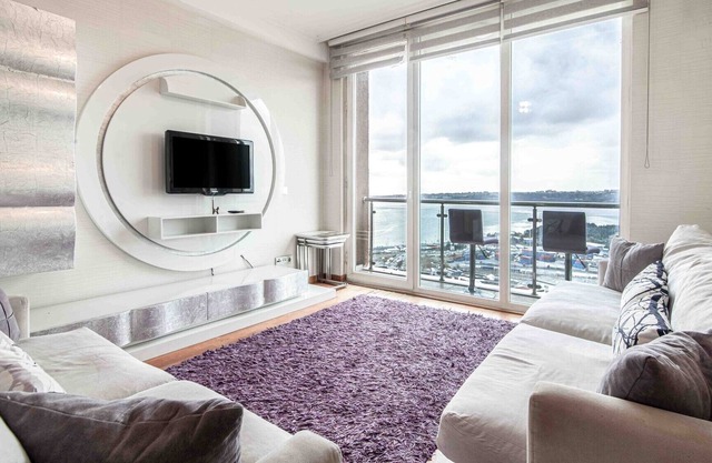 Chic Flat with Kucukcekmece Lake View and Balcony