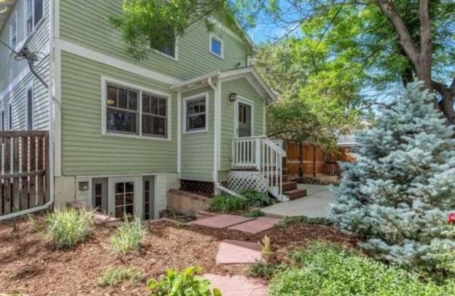 Chic garden level close to trails, shops