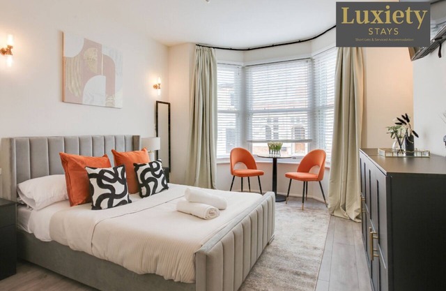 Chic & Gorgeous Studio City Centre Nr High Street by Luxiety Stays