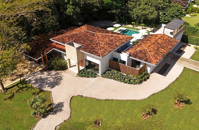 Chic, great for families, luxury beach house in Hacienda Pinilla, Tamarindo