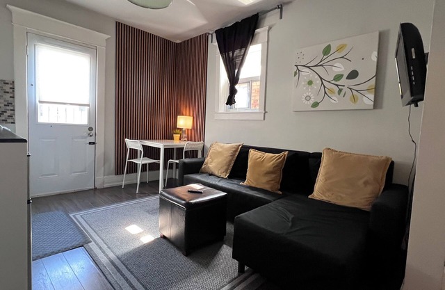 Chic Jr. 1-bedroom apartment with WiFi, AC in wonderful Toronto
