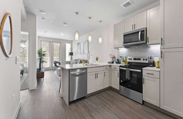 Chic King Bed 1BR Suite 5 Min to DT