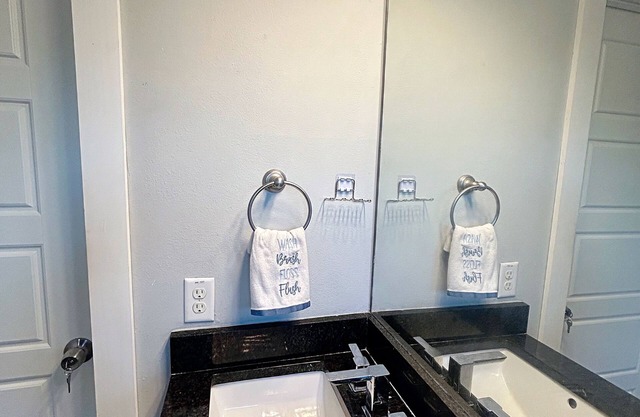 Chic Modern 3-bedroom Condo in Central Austin