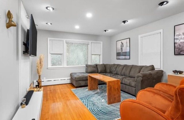 Chic, Modern & Cozy~Walk to Train~Free Parking NYC