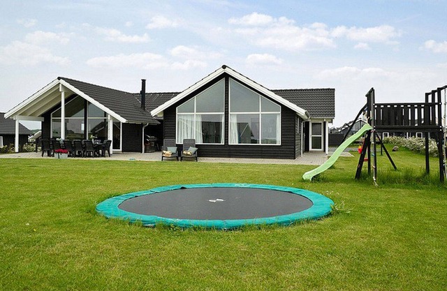 Chic pool and activity house with 5 bedrooms, 2 bathrooms, fireplace and WiFi
