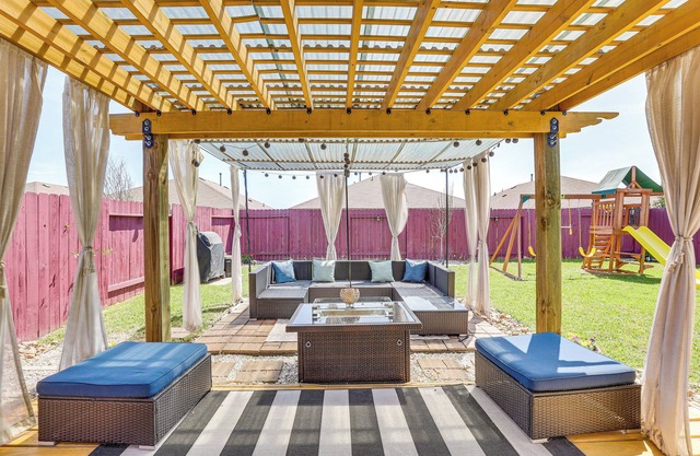 Chic & Relaxing Katy Escape w/Community Pool!