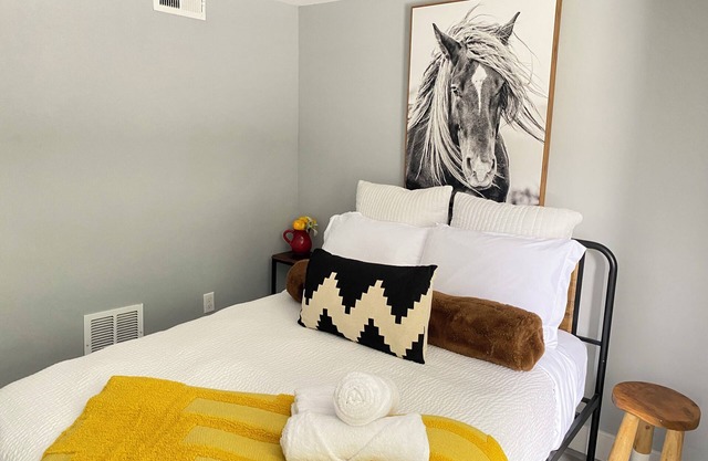Chic Spacious Home 5 Mins To College & Frederick Health
