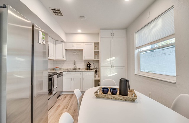 Chic St Petersburg Vacation Rental, 5 Mi to Beach!