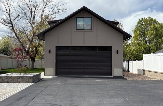 Chic studio with AC and WiFi in Draper Sleeps up to 4 w/sofa bed & 1 car garage