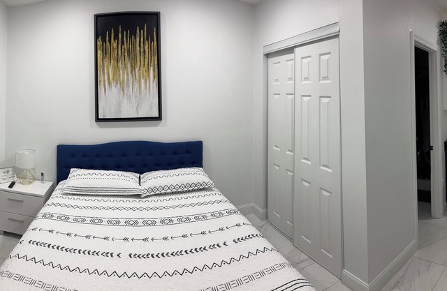 Chic studio with WiFi and AC in cool Tampa