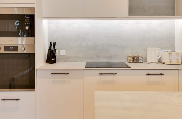 Chic & Stylish 1BR City Centre Nr Cliffs Pavillion by Luxiety Stays