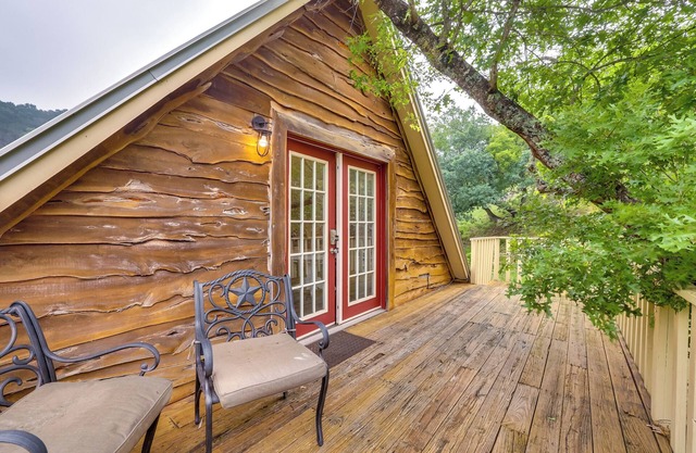 Chic 'Tree House' Studio ~ 24 Mi to Bandera!