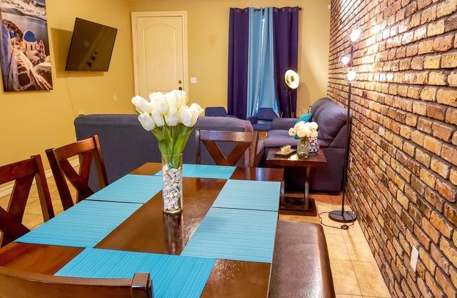 Chicago Style Town home in a gated community!Spacious 1100sqft