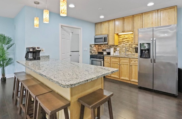 Chicagoland Chalet in Schaumburg 4 BRs!
