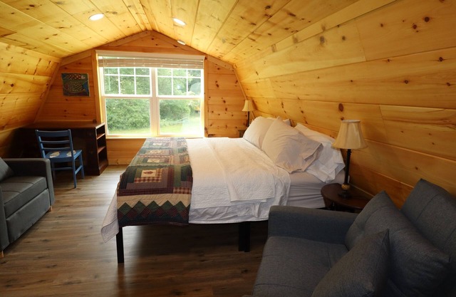 Chicory Cabin, Accessible, at Maple Ridge Creek, N GA Mountains