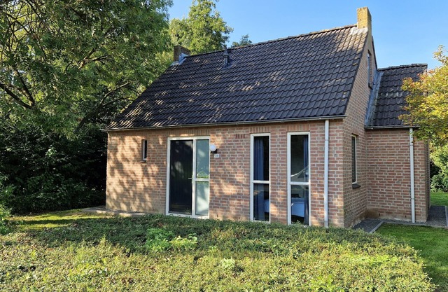 Child-friendly 6-pers house on a holiday park with indoor swimming pool and lake