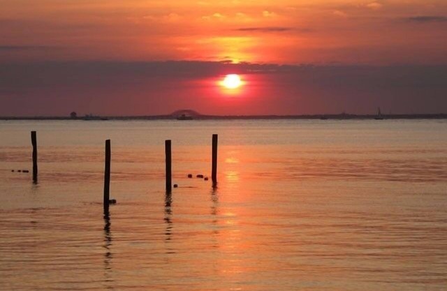 Chill Beachfront Cottage Amazing Bay & Sunset Views! Large Private Outdoor space