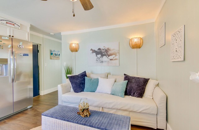 Chincoteague Apartment w/Deck: Walk to Waterfront