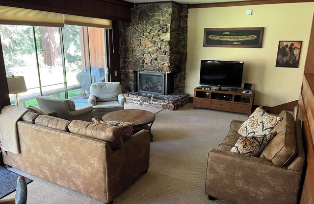 Christmas in Tahoe- 4 Bedroom in Chinquapin. Walking distance to Lake