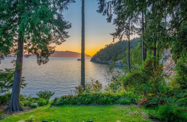 Chuckanut Beachfront Sanctuary w/Bay View, Private Beach, Hot Tub & Wildlife