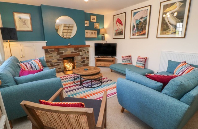 CHURCH HILL COTTAGE, character holiday cottage in Whitchurch, Devon