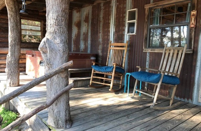 Cici's one bedroom cabin at Bluegill Lake Cabins