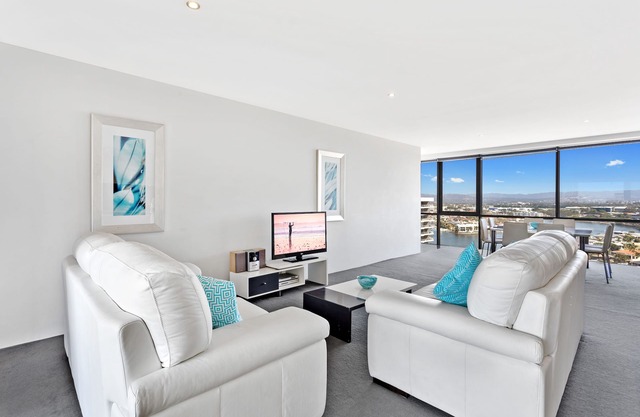 Circle on Cavill Ocean & River Views