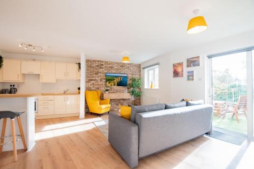 City Centre Escape with LARGE Terrace, Sleeps 7