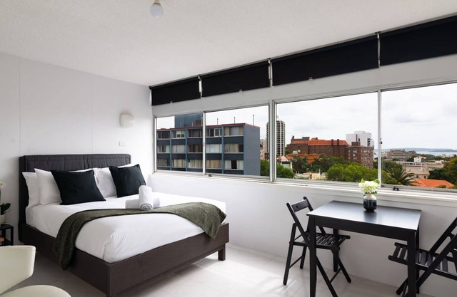 City Stay with Stunning Views Free Parking