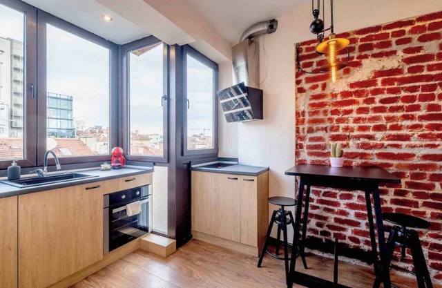 City Views & Modern Comfort – Top Location at a Budget Price!