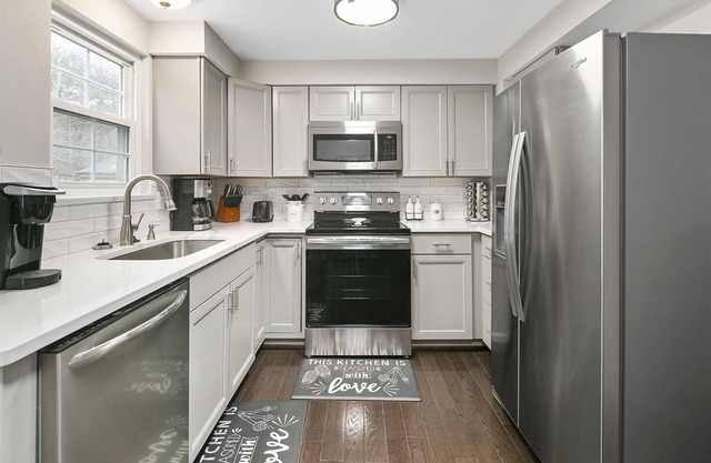 CityLimits: Charming Townhome 40 Min from DC