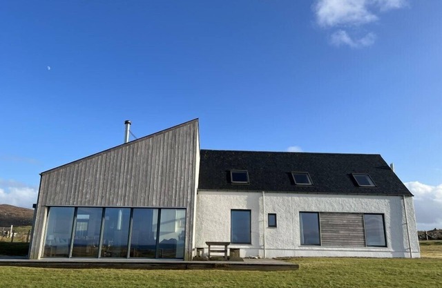 CLACHAN LODGE, pet friendly, with a garden in Lochmaddy, North Uist