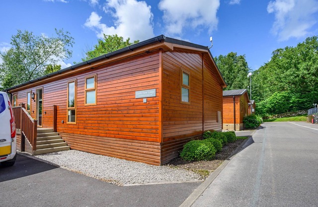 CLAIFE VIEW LODGE, pet friendly, with pool in Troutbeck Bridge