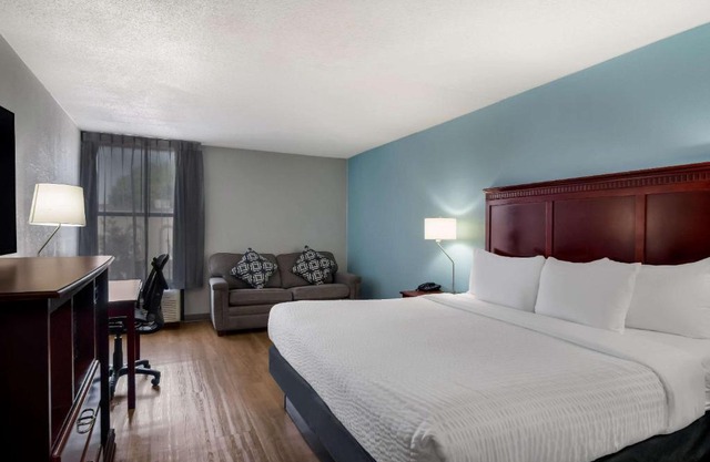 Clarion Inn & Suites Grand Rapids Airport