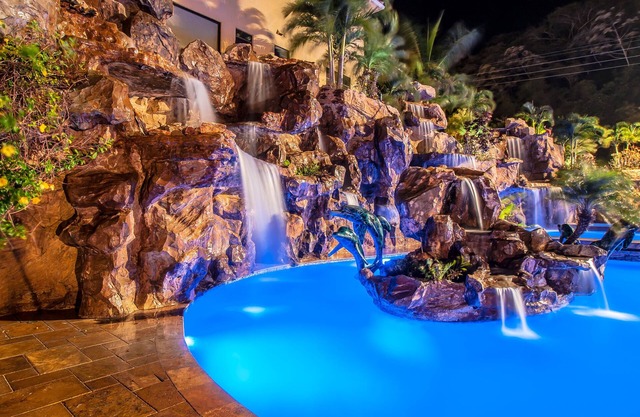 Clarion Suites Roatan at Pineapple Villas