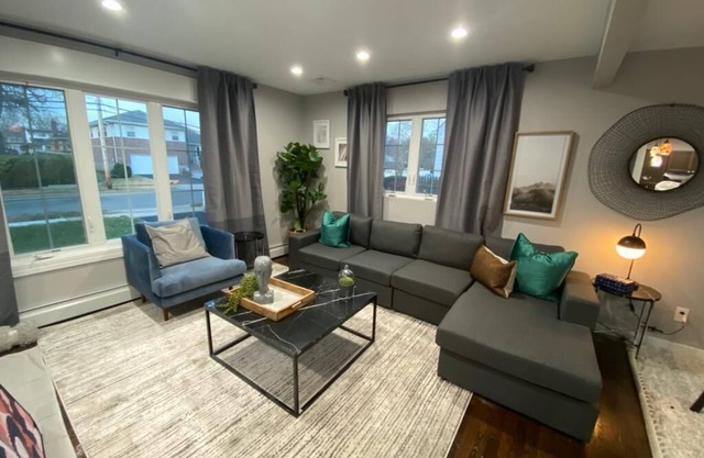 Clarissa's Paradise Cozy 5-bedroom house in Baldwin with Central Air, WiFi patio