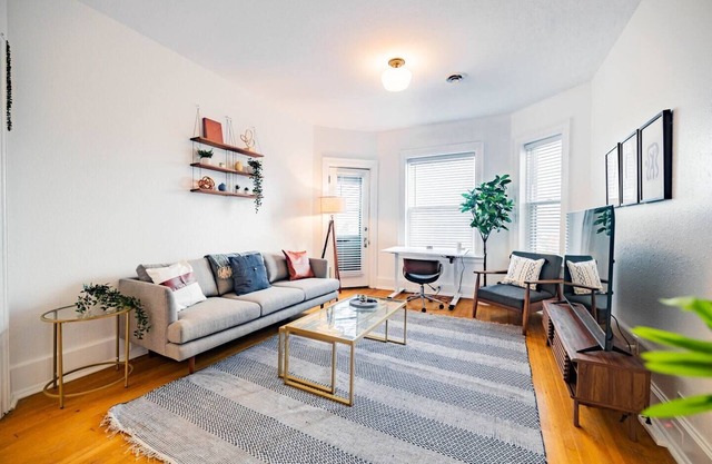 Classic 2/1 Apt Near Villages | Free Parking