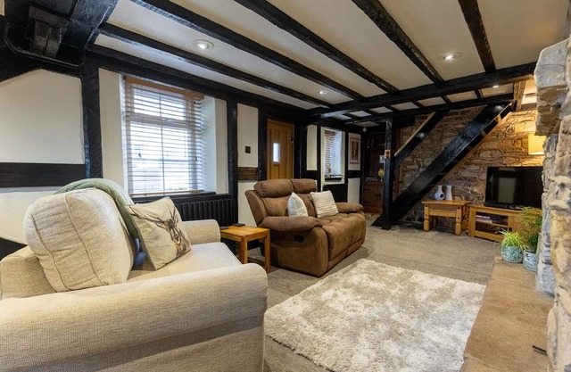 Classic 2 Bed Cottage with Fire Place & Bath TV