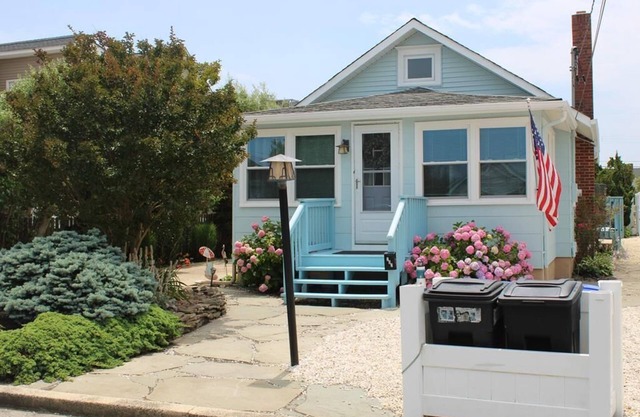 Classic Beach Cottage w/private yard