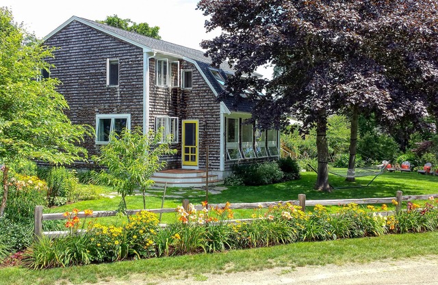 Classic coastal home near the beach w/lush garden, game room & deck - dogs OK