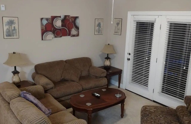 Classic Comfortable Condo, 3/2, Wifi, Pool, Location, OWA, Sports-plex, Shopping