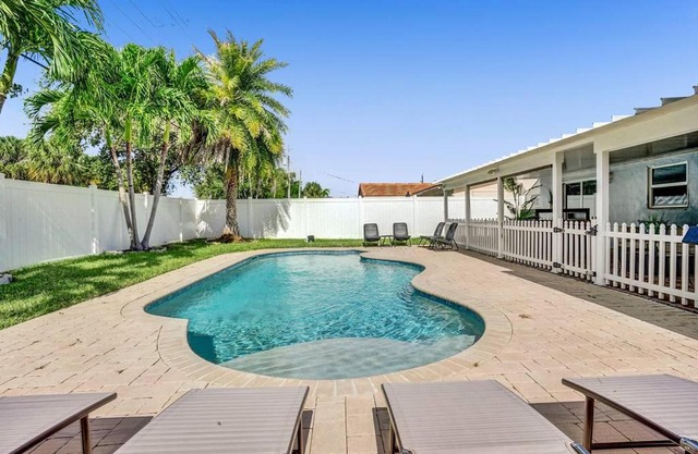 Classic Florida 6 Bedroom Heated Pool 10 mins to the beach