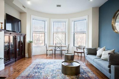 Classic furnished 1BR in Fenway in Brownstone Bldg