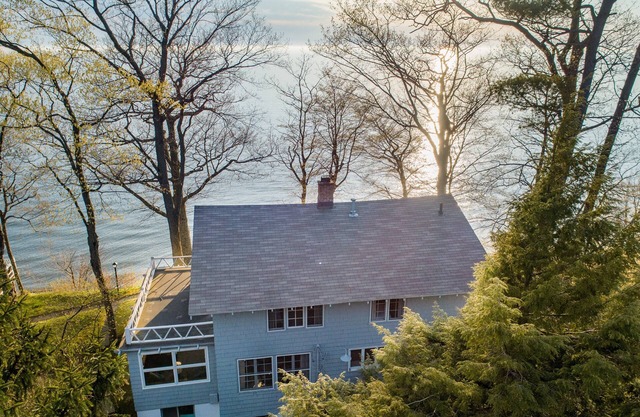 Classic Lake MI Cottage w/Beach and Incredible Views